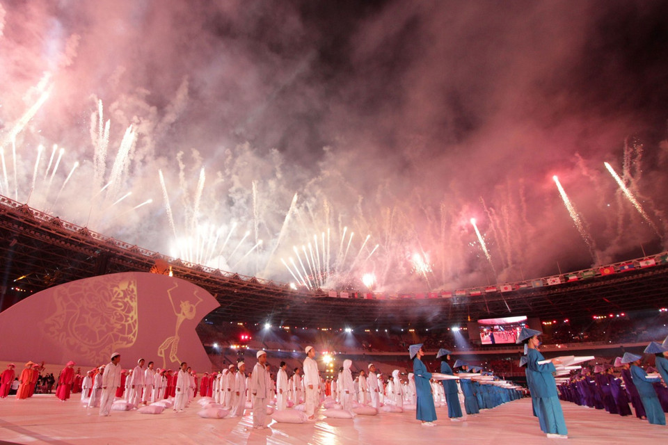 Màn pháo hoa rực rỡ tại lễ khai mạc Asian Para Games lần thứ 3 ở thủ đô Jakarta, Indonesia tối 6/10. (Nguồn: AFP/ TTXVN)