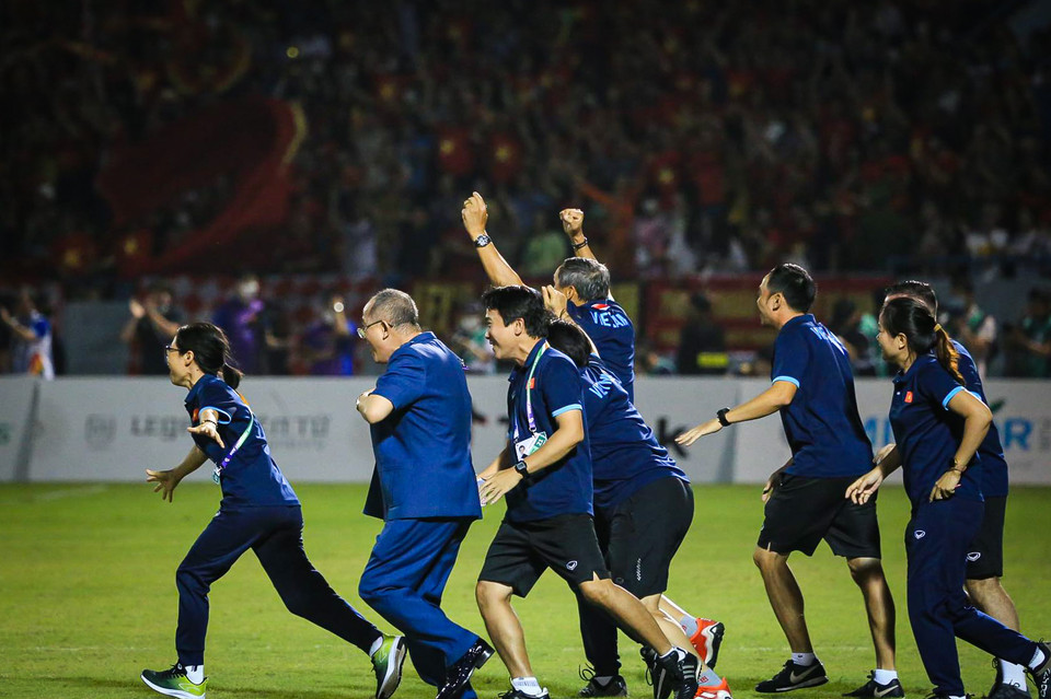 Ban huấn luyện Đội tuyển Nữ Việt Nam bên ngoài đường biên vui sướng, chạy vào sân ăn mừng cùng cầu thủ. (Ảnh: PV/Vietnam+)