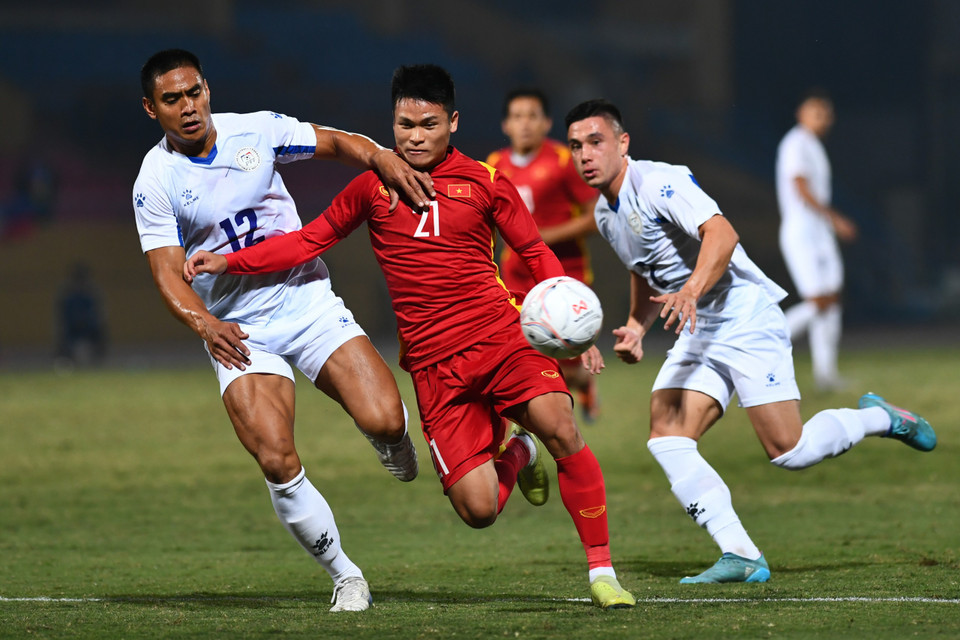 Kết thúc hiệp một, đội tuyển Việt Nam đạt tỷ lệ kiểm soát bóng hơn 60% nhưng không thể mở tỷ số trong khi Philippines cũng chủ động chơi thấp và tập trung phòng ngự nhiều hơn. (Ảnh: PV/Vietnam+)