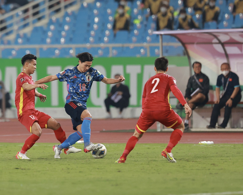 Từ một pha bóng tăng tốc, ngôi sao đang chơi bóng cho Liverpool dễ dàng loại bỏ hậu vệ Việt Nam, sau đó căng ngang để đồng đội lập công. (Ảnh: PV/Vietnam+)