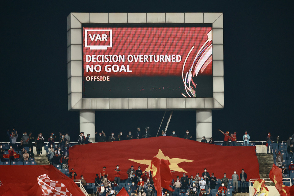 Nhưng bàn thắng không được công nhận vì lỗi việt vị. Trọng tài chính đã mất nhiều thời gian để kiểm tra VAR. (Ảnh: PV/Vietnam+)