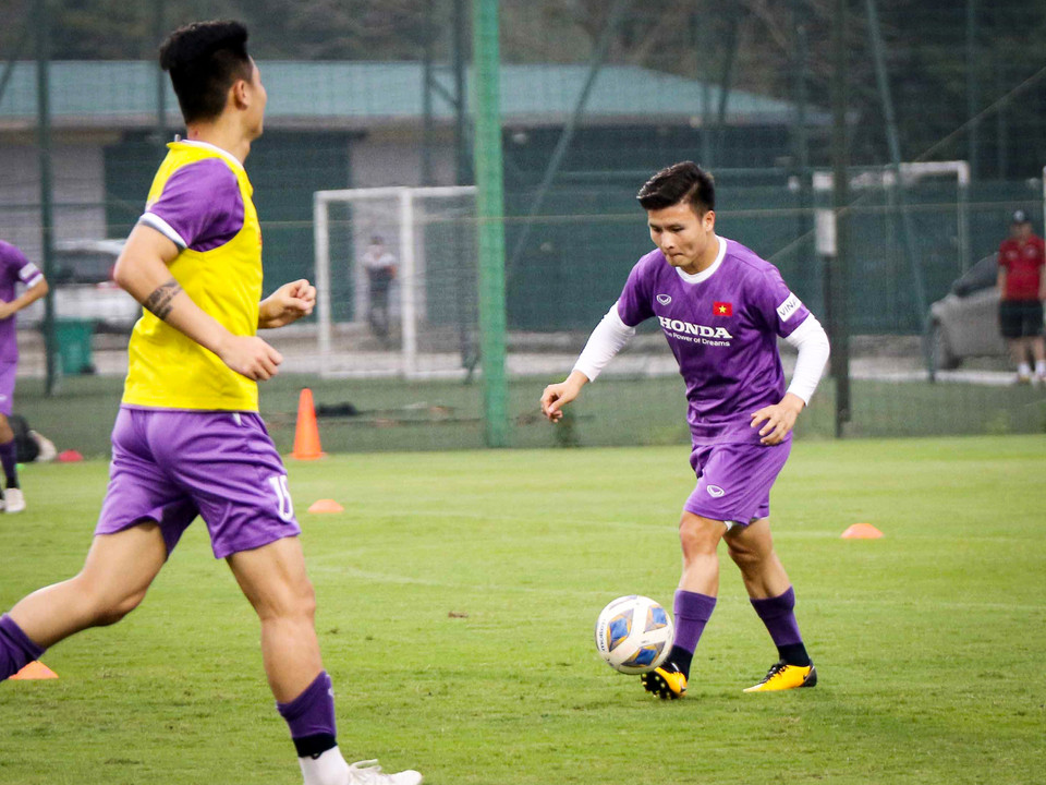 Tiền vệ Quang Hải, Hùng Dũng và nhóm cầu thủ của đội bóng Thủ đô nhanh chóng bắt nhịp với đồng đội để bước vào quá trình tăng tốc nhằm hướng đến các trận đấu sắp tới tại vòng loại thứ ba World Cup 2022. (Ảnh: VFF)