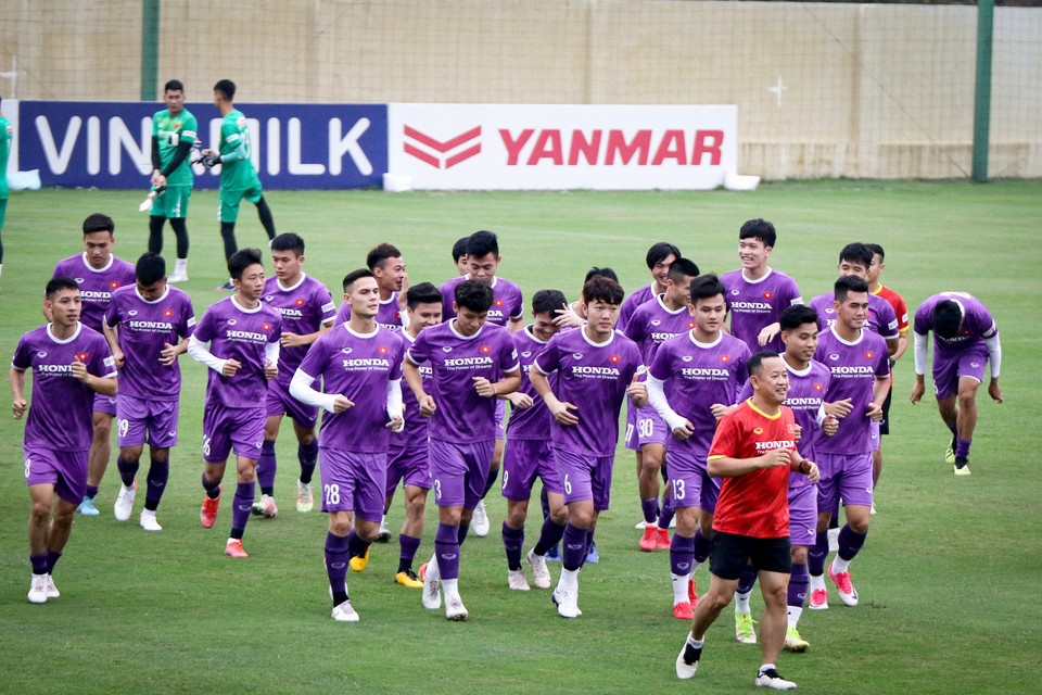 Trong buổi tập chiều nay, đội tuyển Việt Nam tiếp tục phải nhận tin không vui khi trung vệ Quế Ngọc Hải và tiền vệ Hoàng Đức phải tập riêng cùng bác sỹ. (Ảnh: VFF)