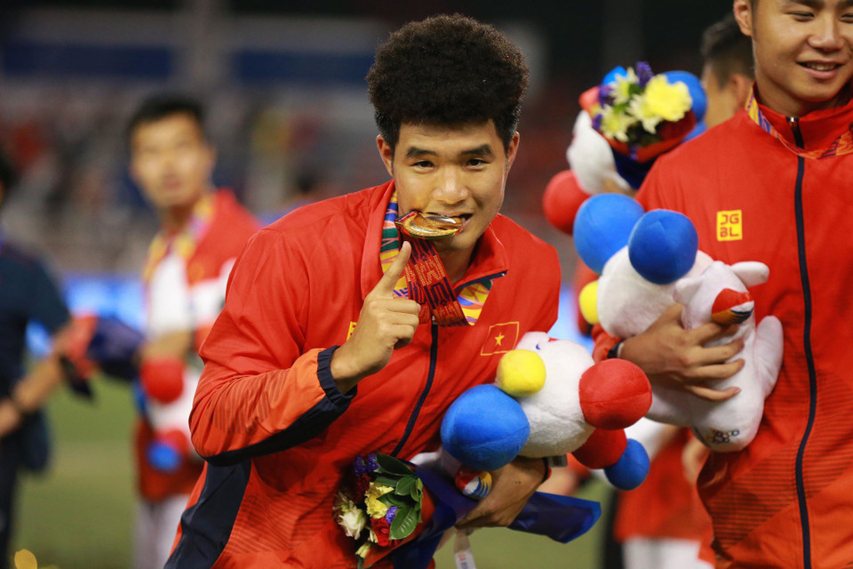 Hà Đức Chinh nghịch ngợm với Huy chương Vàng. Tiền đạo này là Vua phá lưới bóng đá nam SEA Games 30 với 8 bàn thắng. (Ảnh: Vietnam+)