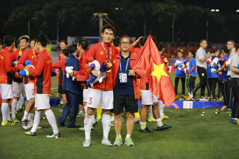 Các cầu thủ và ban huấn luyện đội tuyển U22 Việt Nam vui sướng nhận Huy chương Vàng SEA Games 30 trong niềm vui sướng không thể diễn tả hết bằng lời. (Ảnh: Vietnam+)