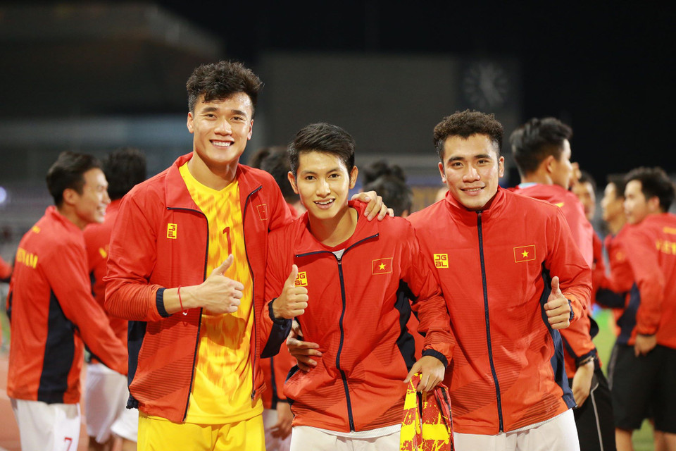 Thủ môn Bùi Tiến Dũng vui mừng cùng với em trai Bùi Tiến Dụng và đồng đội Trọng Hùng. (Ảnh: Vietnam+)