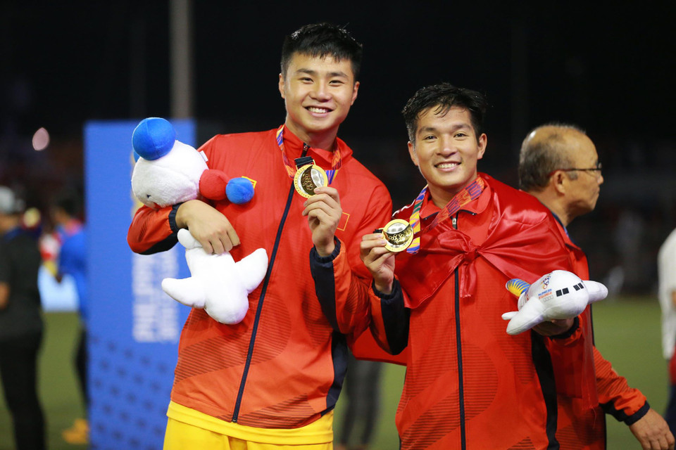 Thủ môn Văn Toản chung vui cùng tiền vệ Trương Văn Thái Quý. Tại SEA Games 30, thủ thành này chơi hay, bắt chính ở trận bán kết và chung kết mang ý nghĩa quan trọng. (Ảnh: Vietnam+)