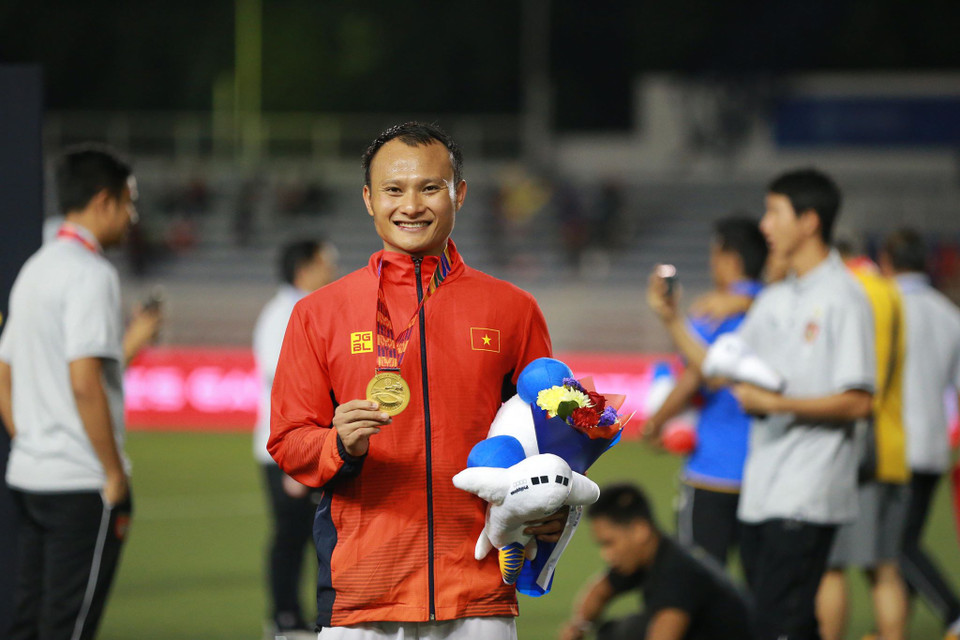 Tiền vệ Trọng Hoàng vui mừng bên chiếc Huy chương Vàng SEA Games 30. 10 năm trước, cầu thủ này từng thất bại ở chung kết SEA Games nhưng nay vẫn chiến đấu bền bỉ để giành lại thành công. (Ảnh: Vietnam+)