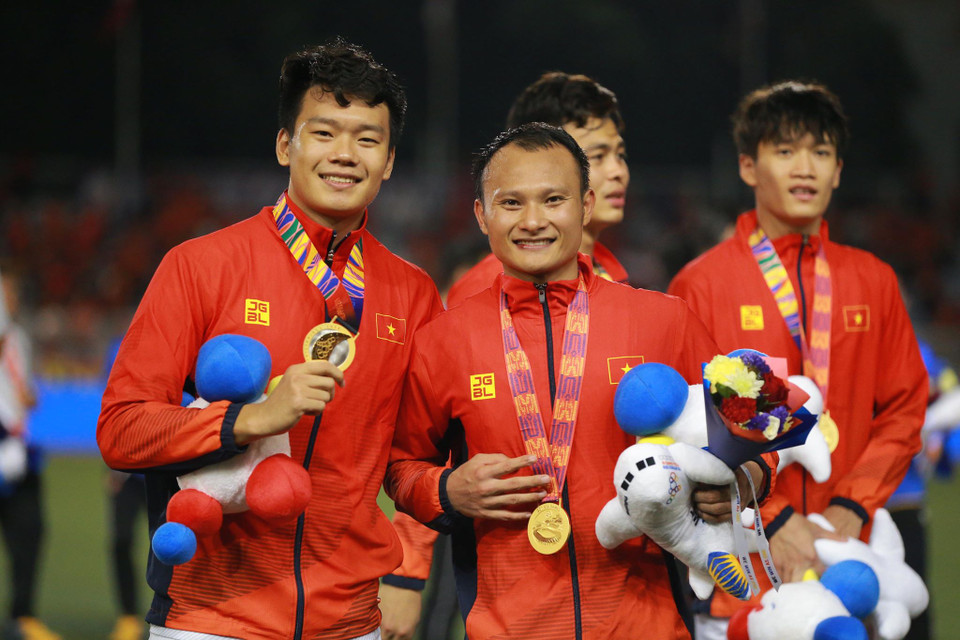 Tiền vệ Trọng Hoàng và trung vệ Thành Chung bên chiếc Huy chương Vàng bóng đá nam SEA Games 30. Cả hai đều là nhân tố quan trọng, góp công lớn vào thành công của U22 Việt Nam. (Ảnh: Vietnam+)