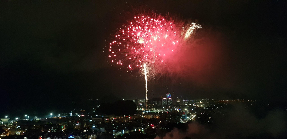 Khán giả được thưởng lãm những màn pháo hoa đẹp mắt. (Ảnh: TTXVN)