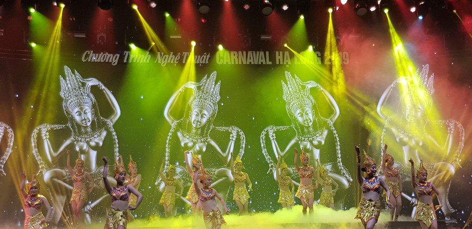 Các vũ công trên sâu khấu màu sắc. (Ảnh: TTXVN)