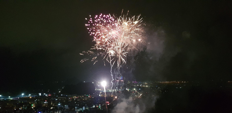 Màn trình diễn pháo hoa nghệ thuật tầm thấp đặc sắc tại Quần thể Du lịch nghỉ dưỡng sinh thái FLC Hạ Long. (Ảnh: TTXVN)