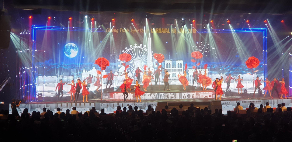 Chương trình nghệ thuật Carnaval Hạ Long 2019 với chủ đề “Từ kỳ quan đến kỳ quan” tại Quần thể Du lịch nghỉ dưỡng sinh thái FLC Hạ Long. (Ảnh: TTXVN)