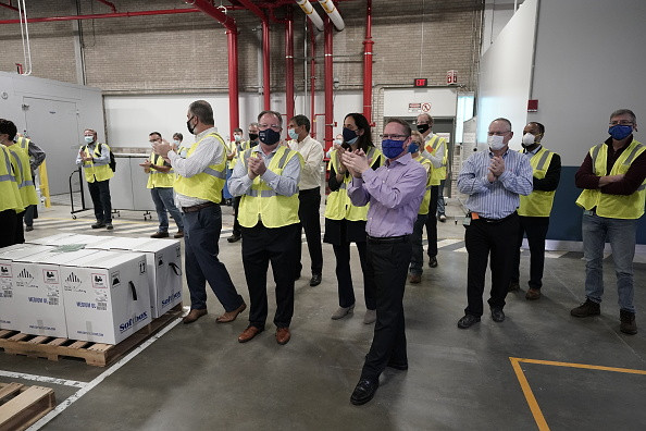 Thông tin vắcxin phòng COVID-19 được xuất xưởng đã tạo nên nhiều phản ứng tích cực tại Mỹ. (Ảnh: Getty)