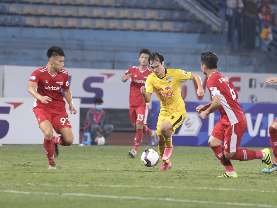 Tuy nhiên, hiệp một trận đấu diễn ra không hấp dẫn và căng thẳng như nhiều người dự đoán khi cả hai nhập cuộc thận trọng và không chủ động đẩy cao tấn công. (Ảnh: Hiển Nguyễn/Vietnam+)