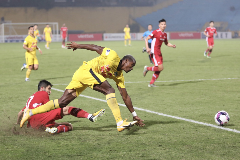 Ngoại binh Brandao đóng vai trò kiến tạo cho hậu vệ số 17 khi trước đó đi bóng dũng mãnh, loại bỏ hậu vệ Viettel để tung đường chuyền thuận lợi. (Ảnh: Hiển Nguyễn/Vietnam+)