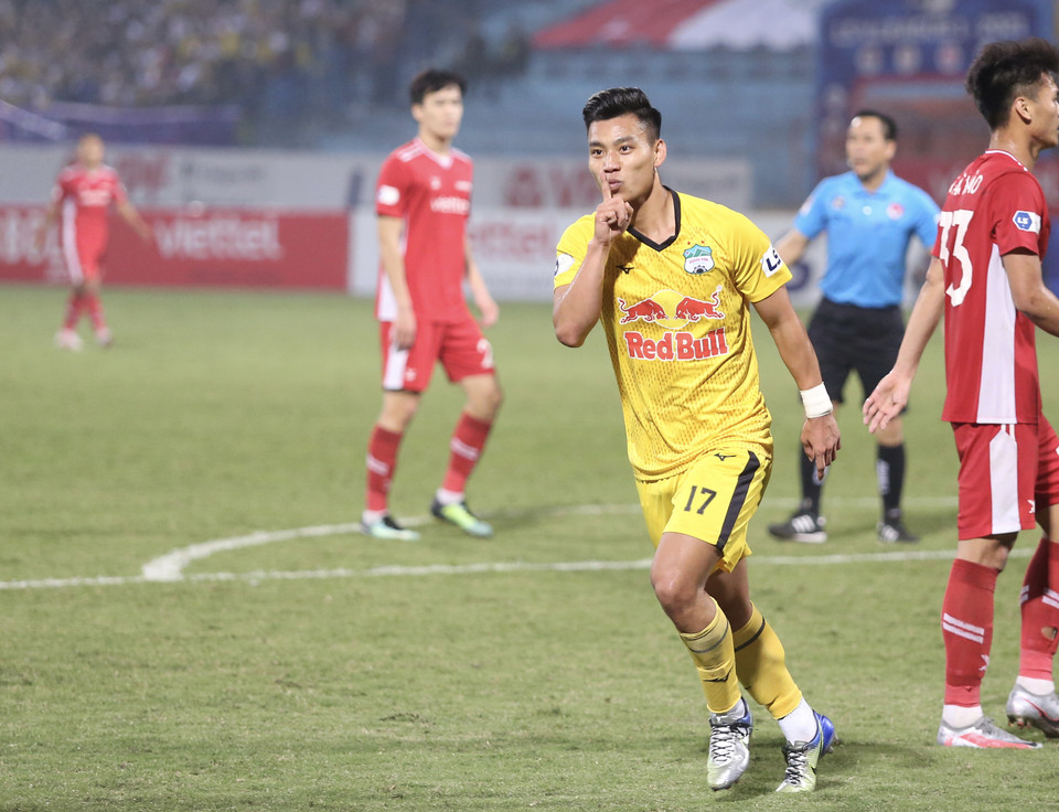 Ngay phút 60, đội bóng phố núi đã nâng tỷ số 2-0 nhờ cú đệm bóng chính xác của Văn Thanh trong tình huống xâm nhập vòng cấm. (Ảnh: Hiển Nguyễn/Vietnam+)