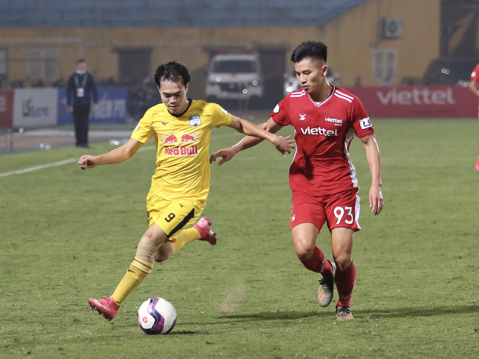 Cho tới lúc này, Viettel sụp đổ và chỉ biết nhồi bóng lên phía trên với hy vọng mong manh. Nhưng Hoàng Anh Gia Lai dưới thời huấn luyện viên Kiatisak cho thấy không còn 'ngây thơ' khi biết chơi chậm rãi, kiểm soát bóng để bảo toàn chiến thắng. (Ảnh: Hiển Nguyễn/Vietnam+)