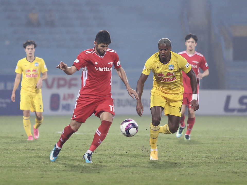 Cú sút quyết đoán của Công Phượng không cho thủ môn Nguyên Mạnh của Viettel cơ hội cản phá. Nhờ bàn thắng này, Hoàng Anh Gia Lai khai thông thế bế tắc để chơi thăng hoa. (Ảnh: Hiển Nguyễn/Vietnam+)