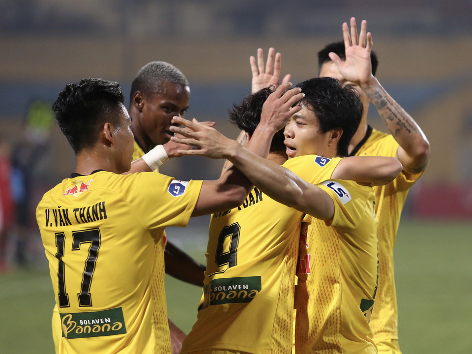 Tiền đạo số 10 này chỉ cần 5 phút để mở tỷ số trận đấu sau tình huống tỏa sáng cá nhân. Nhận bóng từ Văn Toàn bên cánh phải, Công Phượng đi bóng vào trung lộ và tung cú sút cứa lòng hiểm hóc. (Ảnh: Hiển Nguyễn/Vietnam+)