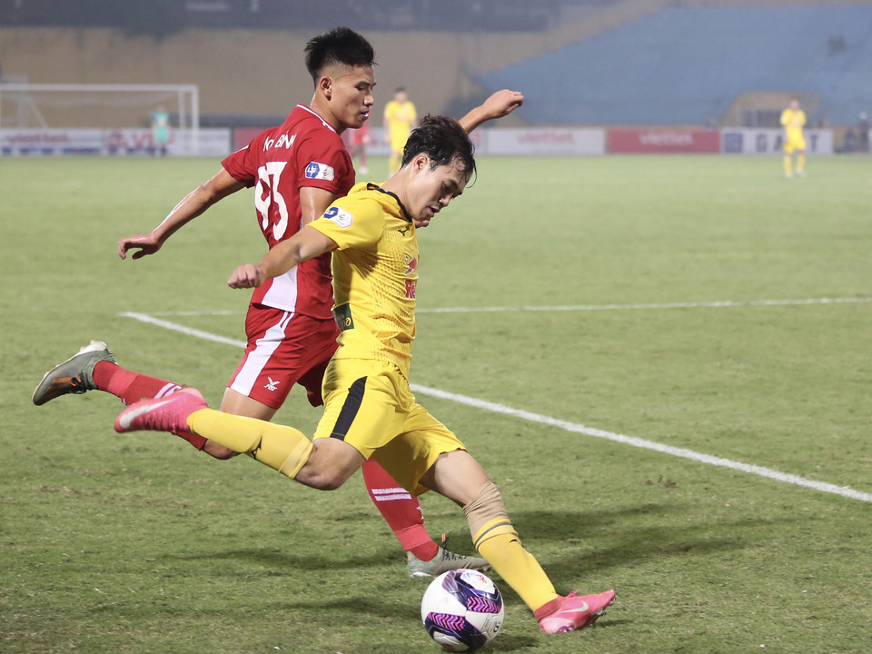 Chỉ 8 phút sau, Hoàng Anh Gia Lai một lần nữa ghi bàn, nhanh chóng dập tắt hy vọng gỡ hòa của đối thủ ở phút 68. Họ tiếp tục khoét sâu vào lỗ hổng bên cánh trái để đem lại hiệu quả. (Ảnh: Hiển Nguyễn/Vietnam+)