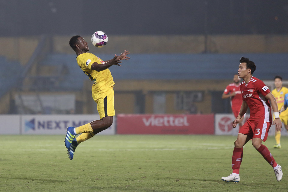Trong hiệp một, Hoàng Anh Gia Lai chủ yếu kiểm soát bóng trên sân nhà và chuyền bóng vượt tuyến cho hai ngoại binh trên hàng công cùng Văn Toàn sở hữu tốc độ. Trong khi đó, Viettel vẫn chơi rình rập như thường lệ với các cầu thủ tấn công hoạt động rộng. (Ảnh: Hiển Nguyễn/Vietnam+)