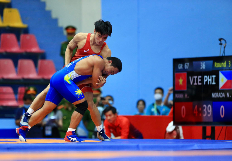 Sau đó, đô vật Bùi Mạnh Hùng quật ngã đối thủ tới từ Philippines ở hạng cân 67kg với cùng nội dung vật cổ điển. 