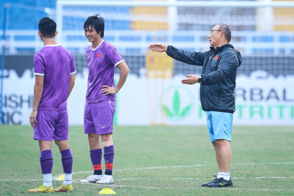 Ông Park Hang-seo cũng tỏ ra nghiêm khắc hơn với cầu thủ trong buổi tập. (Ảnh: PV/Vietnam+)