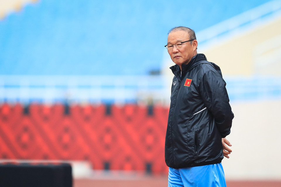 Nhà cầm quân người Hàn Quốc không còn khởi động thoải mái cùng ban huấn luyện và cười đùa với nhóm cầu thủ. (Ảnh: PV/Vietnam+)