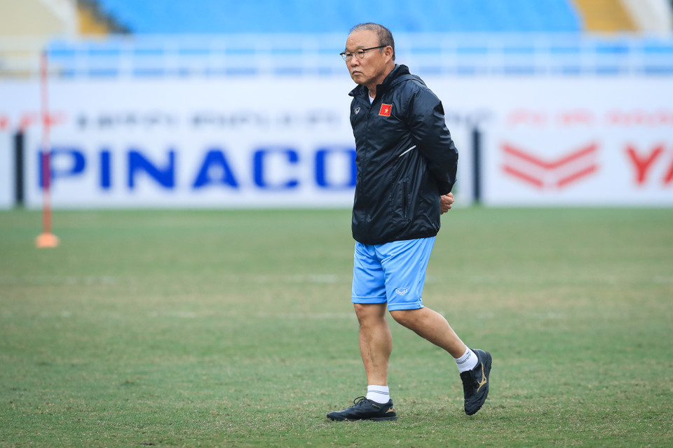 Ở buổi tập vào chiều nay (12/1), ông Park tỏ ra đăm chiêu khi cùng với cầu thủ rèn luyện lần cuối trước khi bước vào trận đấu chính thức trên sân Mỹ Đình. (Ảnh: PV/Vietnam+)