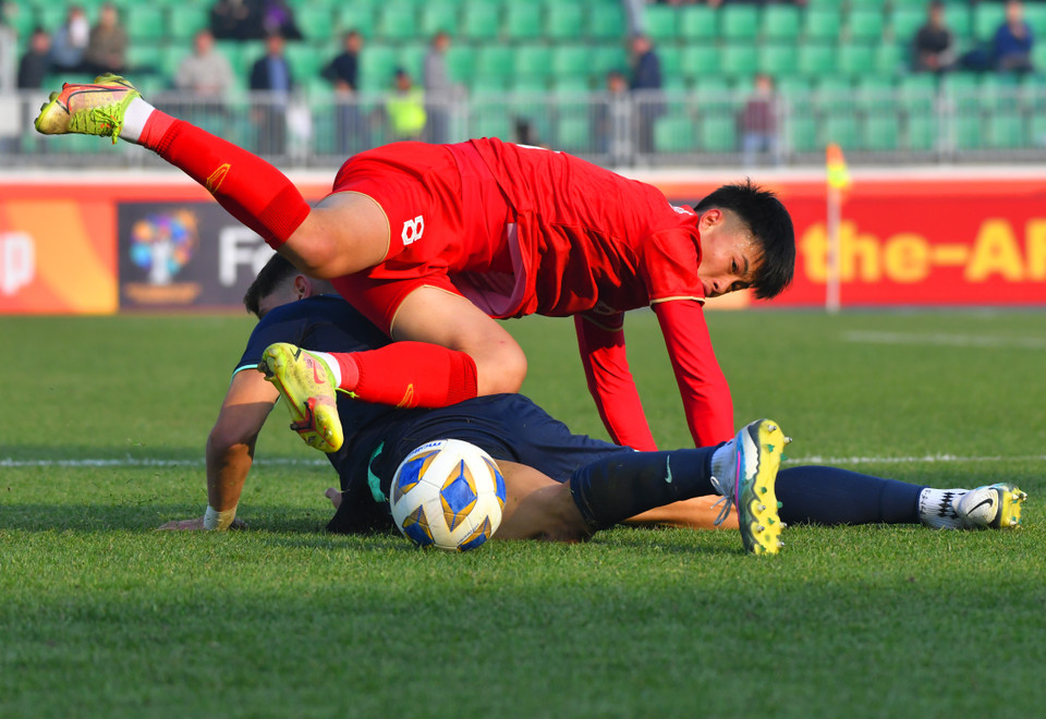 Điểm mạnh của U20 Australia như thể hình, các đường bóng bổng và khả năng tranh chấp đều bị U20 hóa giải. (Ảnh: AFC)