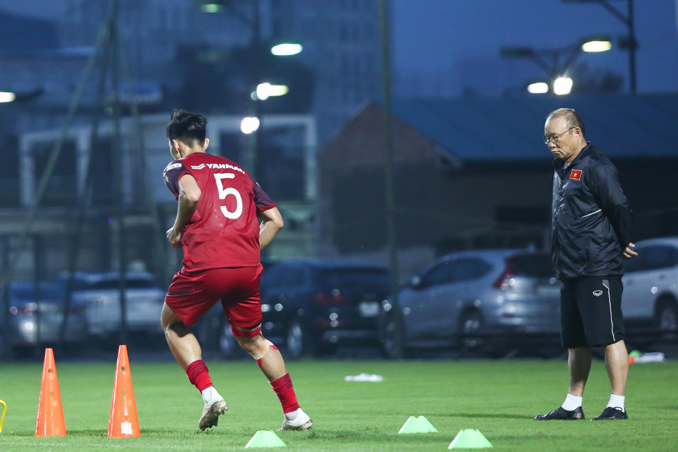 Trong buổi tập, hai cầu thủ này liên tục nhận được sự chú ý và quan tâm của huấn luyện viên Park Hang-seo. (Ảnh: Nguyên An)