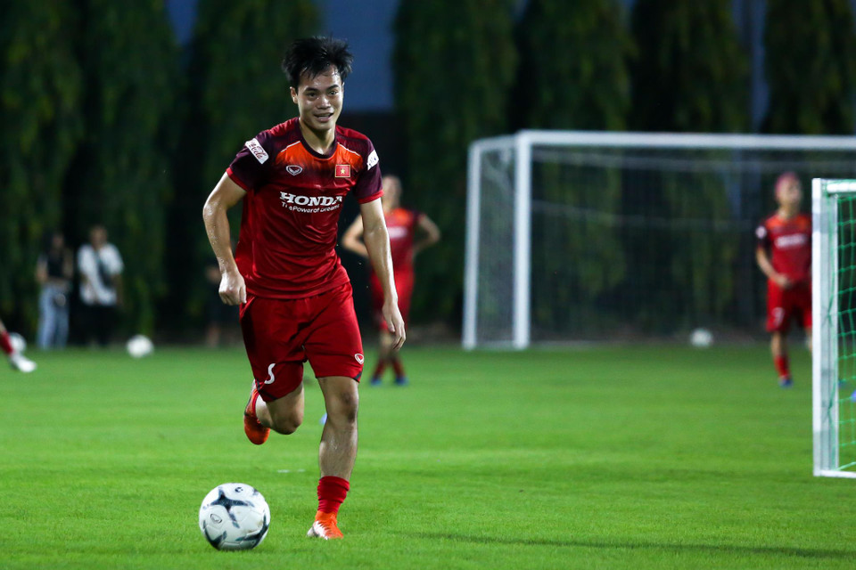 Văn Toàn vui vẻ trong bài tập mới. Cầu thủ này và tiền vệ Hùng Dũng được bầu làm đội phó tuyển Việt Nam trong khi đội trưởng vẫn là Quế Ngọc Hải. (Ảnh: Nguyên An)