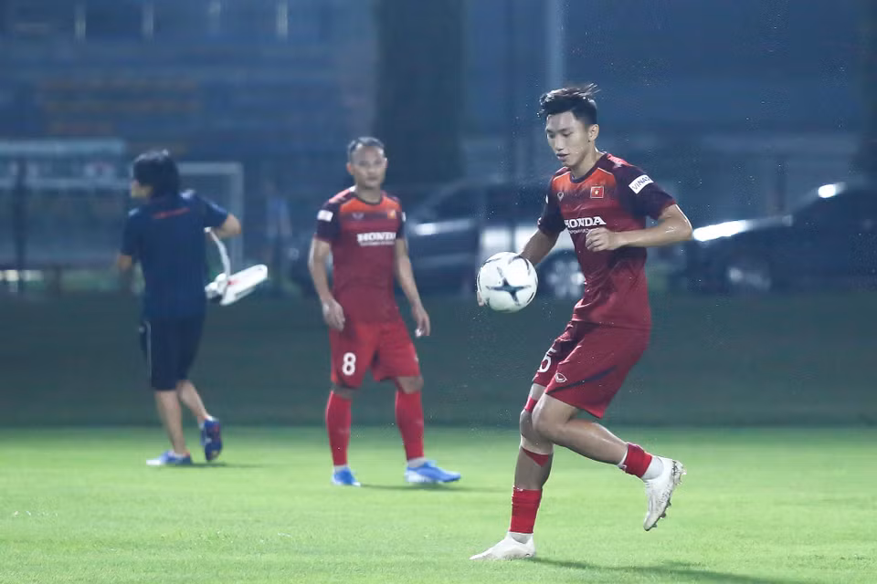 Đoàn Văn Hậu làm quen nhịp nhàng với bóng nhằm lấy lại cảm giác sau chấn thương. (Ảnh: Nguyên An)