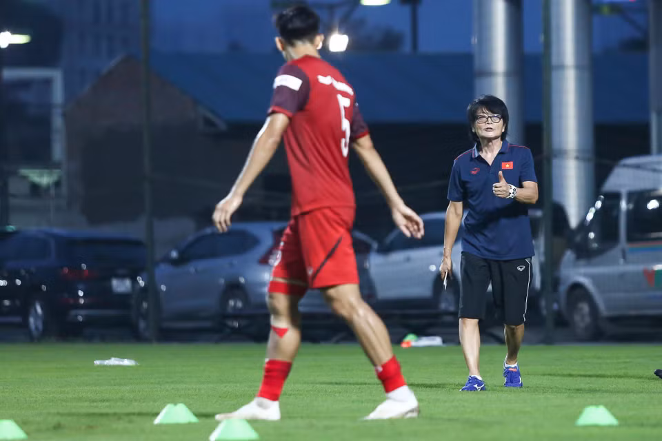 Đoàn Văn Hậu và Trọng Hoàng tập luyện riêng biệt với bác sỹ Choi Ju-young trong buổi tập chiều 27/8 của tuyển Việt Nam. (Ảnh: Nguyên An)