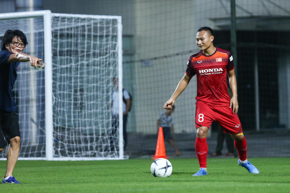 Trong khi đó, Trọng Hoàng với chấn thương cơ đùi cũng có thể thực hiện nhịp nhàng các bài tập. (Ảnh: Nguyên An)