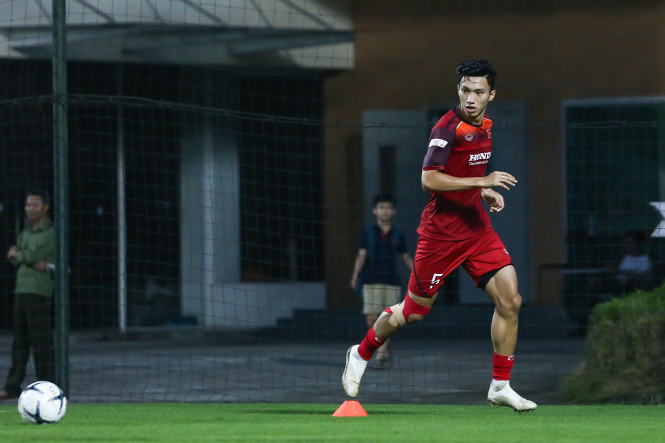 Đoàn Văn Hậu được chẩn đoán gặp chấn thương đầu gối phải, đã có thể chạy nhẹ và tập làm quen với bóng. (Ảnh: Nguyên An)