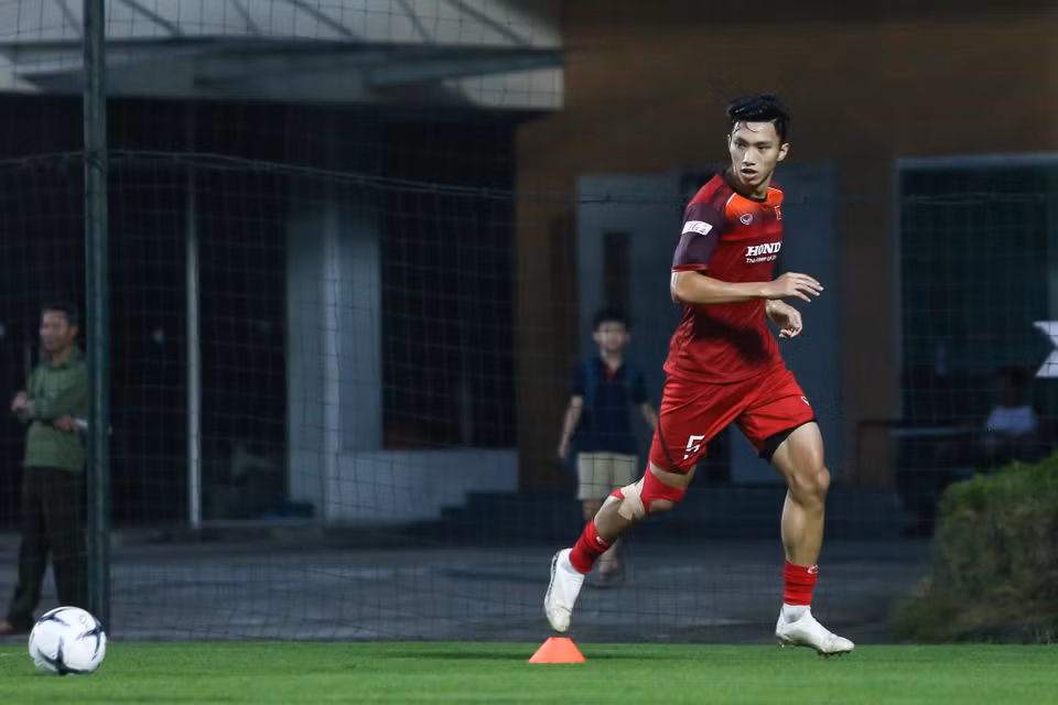 Đoàn Văn Hậu được chẩn đoán gặp chấn thương đầu gối phải, đã có thể chạy nhẹ và tập làm quen với bóng. (Ảnh: Nguyên An)