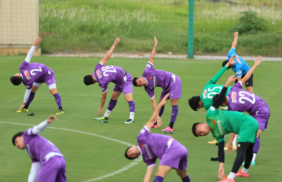 Trước đó, toàn bộ thành viên đội tuyển đều âm tính với COVID-19 và đủ điều kiện luyện tập. Các trường hợp đặc biệt di chuyển ra Hà Nội từ Thành phố Hồ Chí Minh đã được Liên đoàn bóng đá Việt Nam thu xếp ổn thỏa, đảm bảo an toàn phòng chống dịch. (Ảnh: VFF)