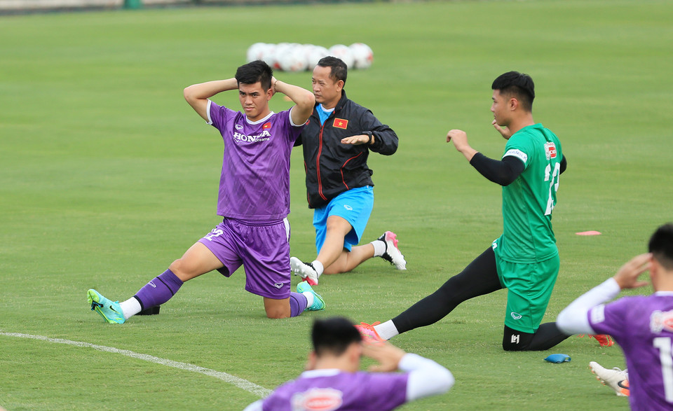 Ở buổi tập đầu tiên sau khi tập trung, các cầu thủ chủ yếu tập để giải phóng sức ì sau thời gian dài không được thi đấu. (Ảnh: VFF)