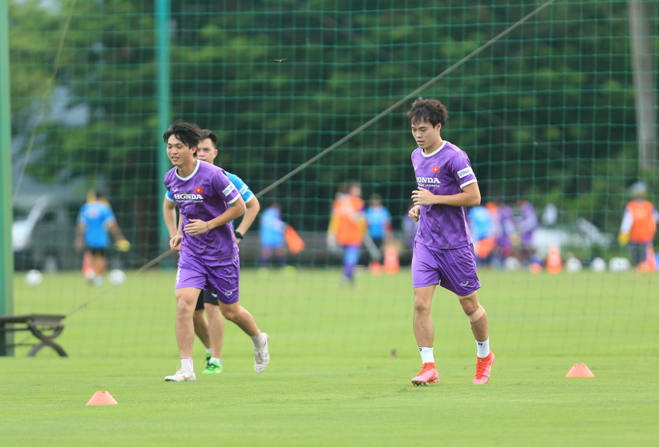 Ở buổi tập chiều 5/8, tiền vệ Tuấn Anh cùng tiền đạo Văn Toàn phải tập riêng để phục hồi hoàn toàn thể trạng. (Ảnh: VFF)