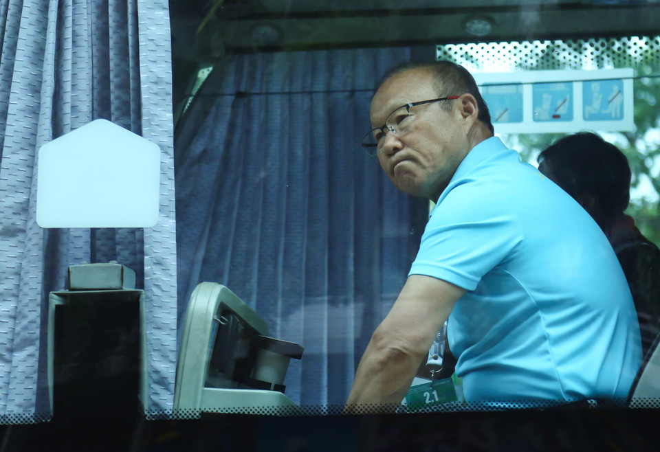 Huấn luyện viên Park Hang-seo tỏ ra khá lo lắng. Điều này dễ hiểu bởi mỗi trận đấu với Thái Lan, tuyển Việt Nam không dễ dàng giành chiến thắng.