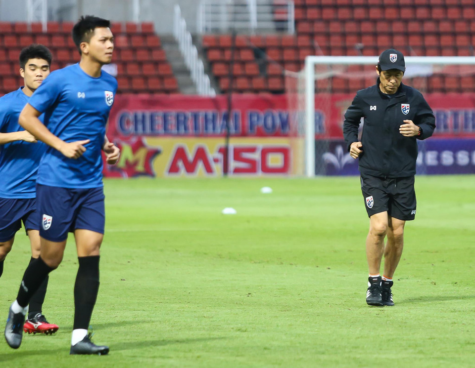 Huấn luyện viên Akira Nishino khởi động cùng các học trò trước buổi tập.