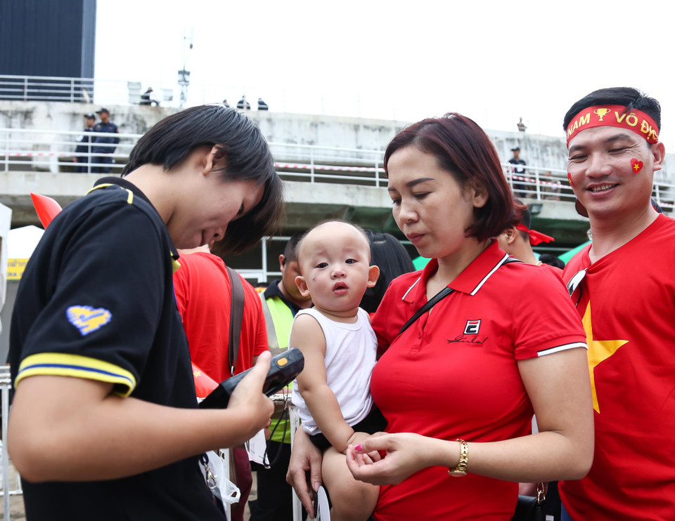 Họ phải trải quan quá trình soát vé và kiểm tra an ninh nghiêm ngặt trước khi vào sân theo dõi trận đấu.