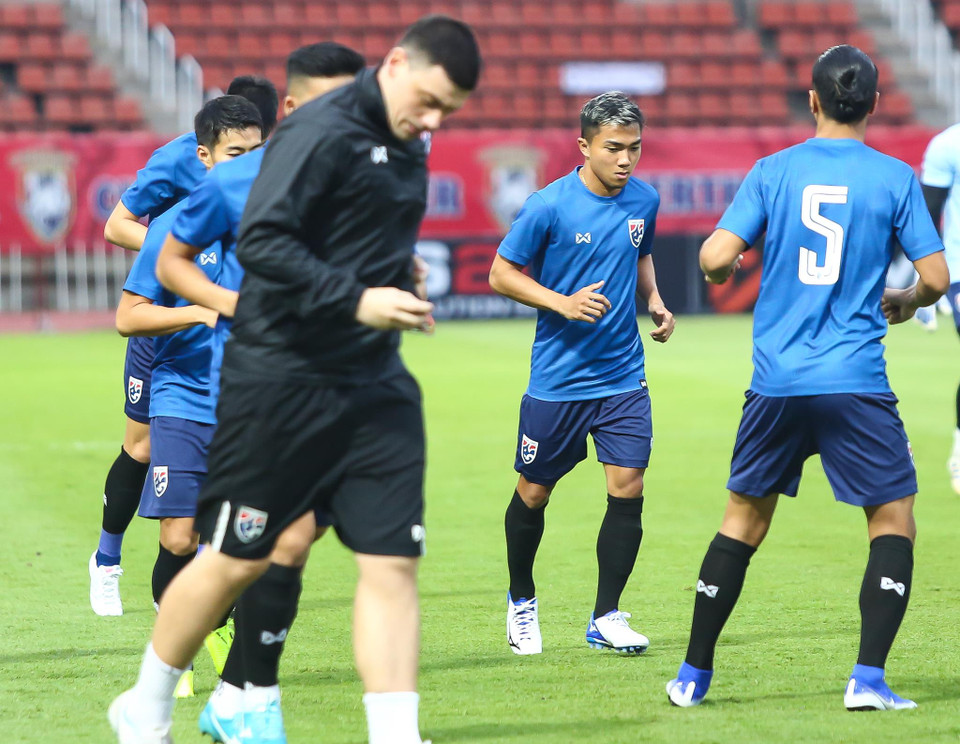 Tiền vệ Chanathip Songkrasin - người được coi là ngòi nổ nguy hiểm nhất tuyển Thái Lan - tập luyện nghiêm túc cùng đồng đội.