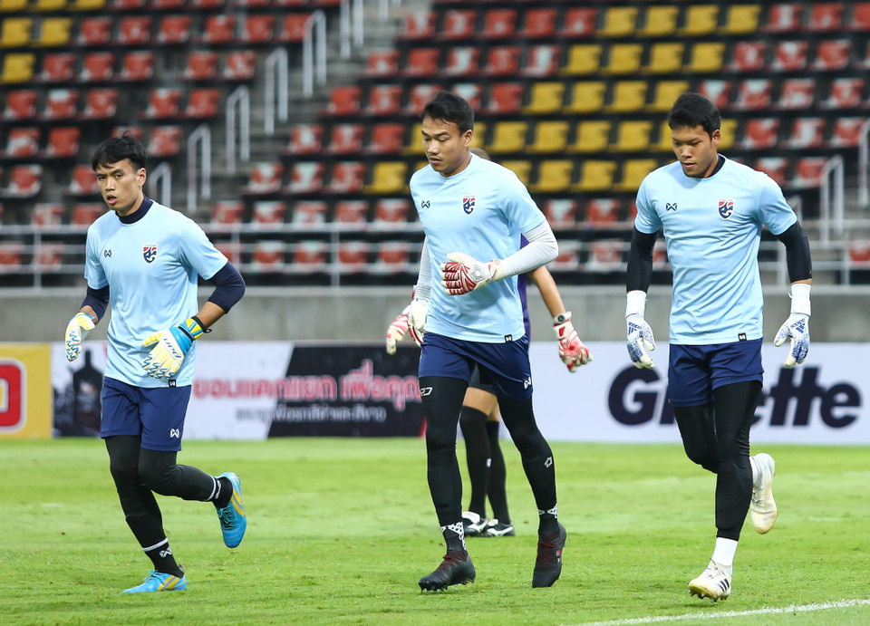 Trận đấu với tuyển Việt Nam, Kawin không có nhiều cơ hội bắt chính khi huấn luyện viên trưởng Akira Nishino bất ngờ chọn thủ môn Siwarak Tedsungnoen (trái), người đang bắt cho CLB Buriram United tại Thai League làm đội trưởng tuyển Thái Lan.