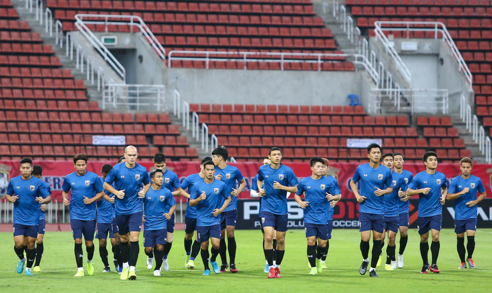 Giống tuyển Việt Nam, Thái Lan có khoảng 1 giờ đồng hồ tập luyện trên sân thi đấu Thammasat chiều 4/9 trước khi bước vào trận đấu chính thức lúc 19 giờ tối nay (5/9).