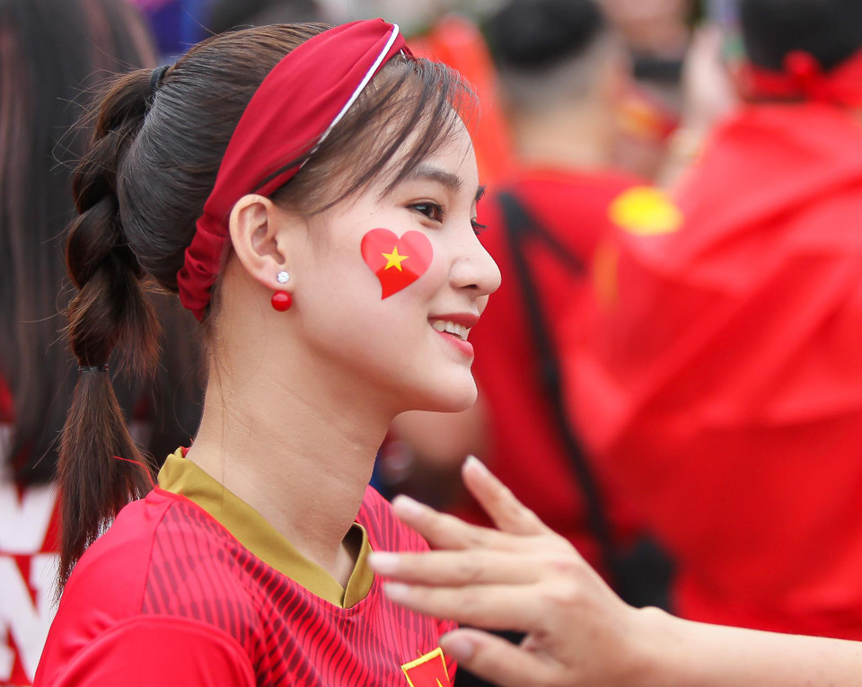 Khoảng 17 giờ, các cổ động viên Việt Nam bắt đầu được vào sân với khu khán đài riêng đã được phân định.