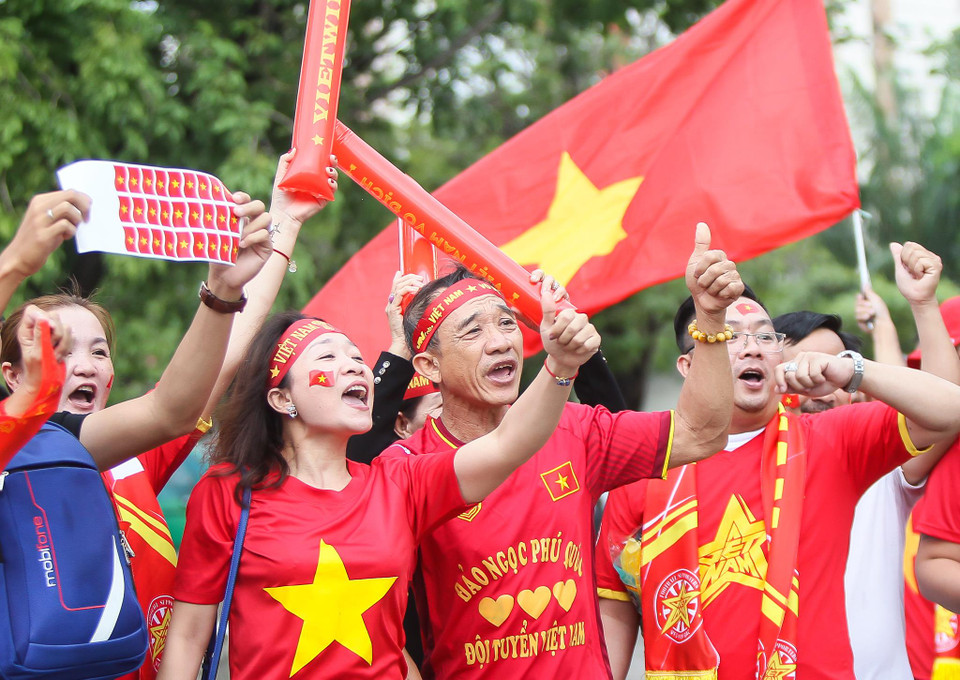 Sau cơn mưa nặng hạt vừa kết thúc, các cổ động viên tụ lại và tạo nên bầu không khí sôi động bên ngoài sân vận động.