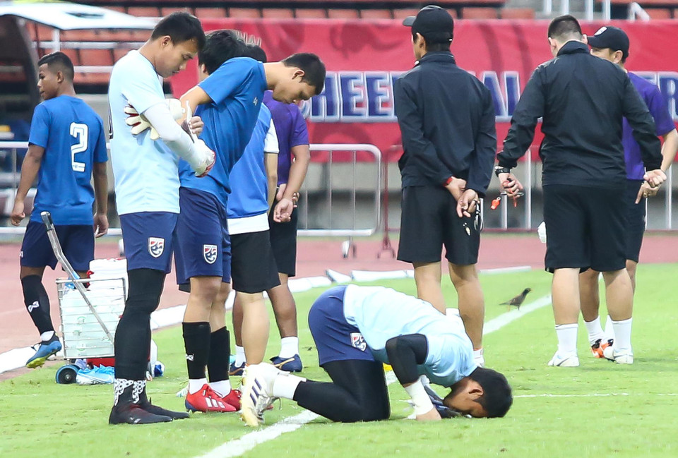 Thủ môn Kawin Thamsatchanan quỳ xuống cầu nguyện trước buổi tập chiều 4/9 của tuyển Thái Lan. Dường như cầu thủ này cầu may mắn với mong muốn đánh bại tuyển Việt Nam.